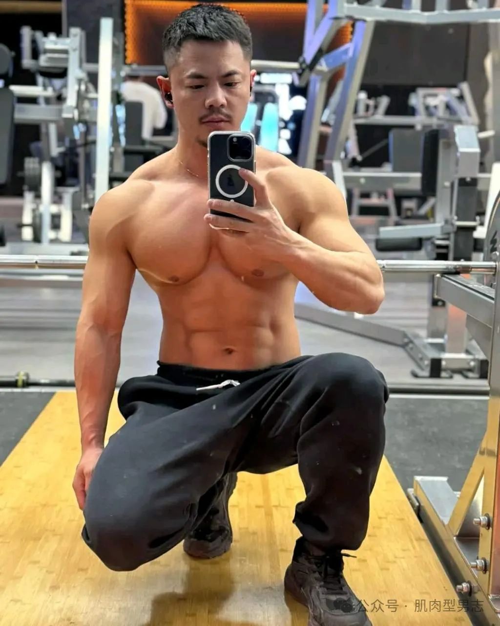 成都 gogoboy 穿白内裤自拍，实力藏不住了