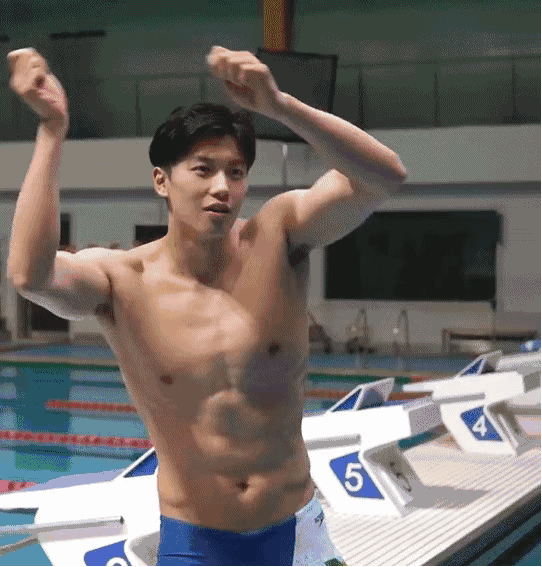 192CM 汪顺比赛穿紧身泳裤照刷屏实力凸出，被摸胸了？
