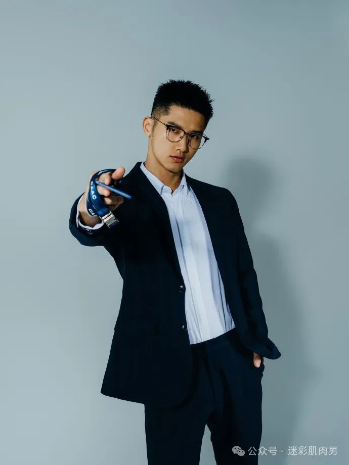 新来的正装男同事被欺负！长的好帅呀！