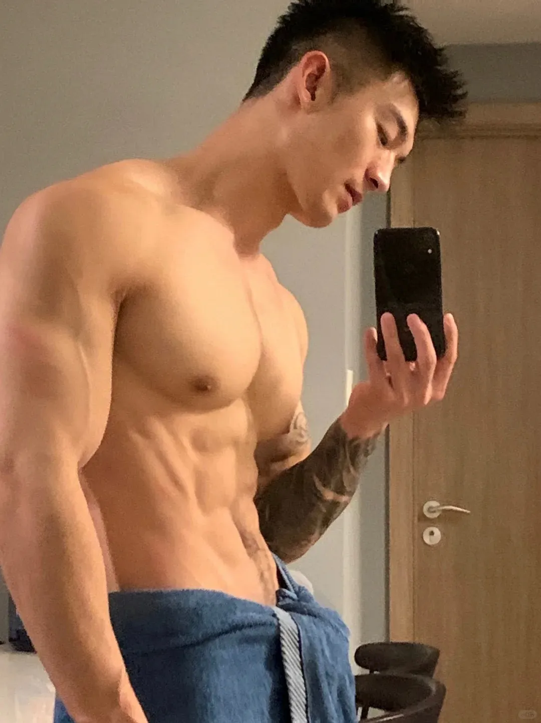 郑翔自拍照火啦，宽肩窄腰粗壮长腿实力藏不住！