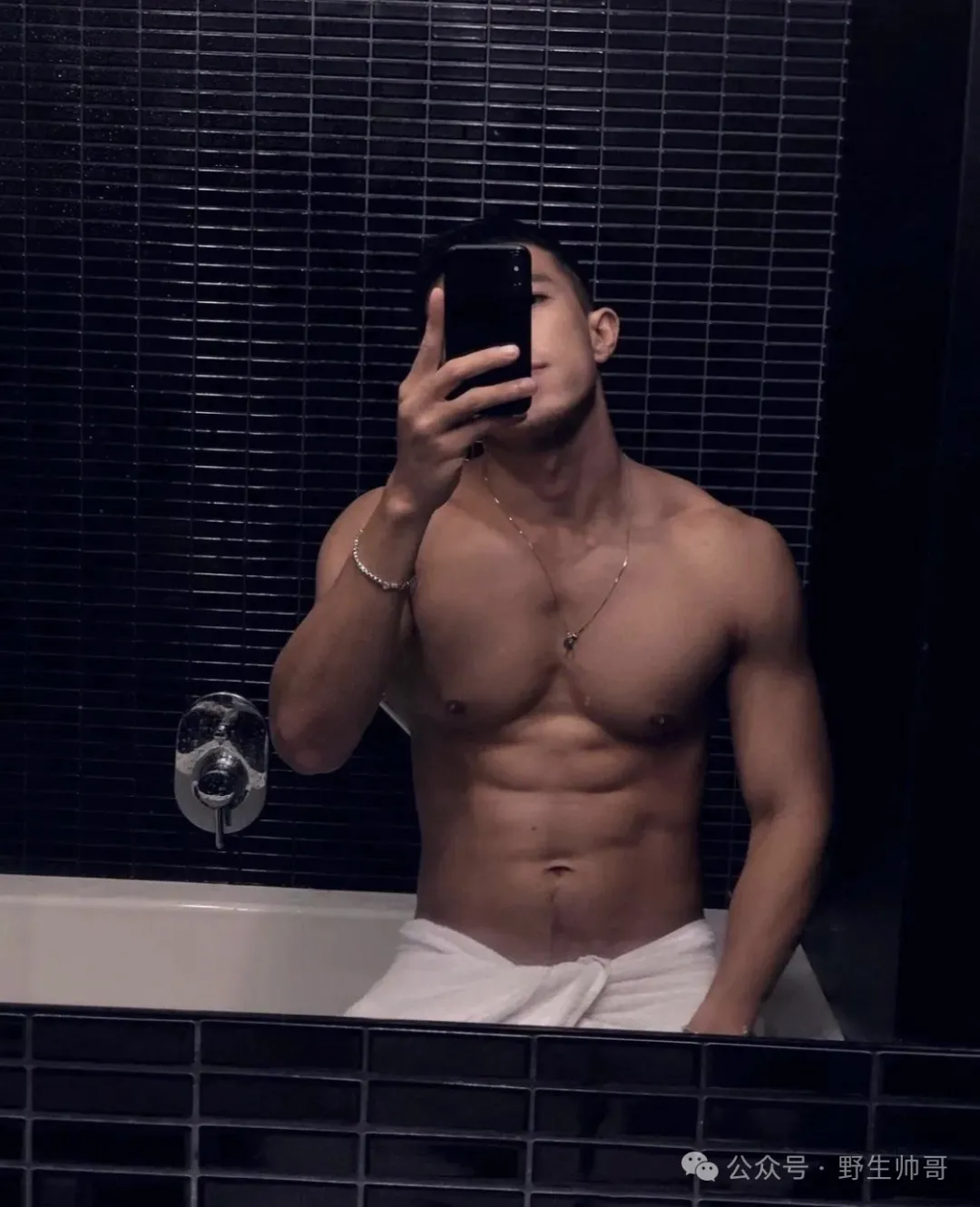 广东偶遇帅哥网红腹肌毛挂了?照片被粉丝纹在身上的瓜吗? 广东偶遇帅哥网红腹肌毛挂了?照片被粉丝纹在身上的瓜吗?