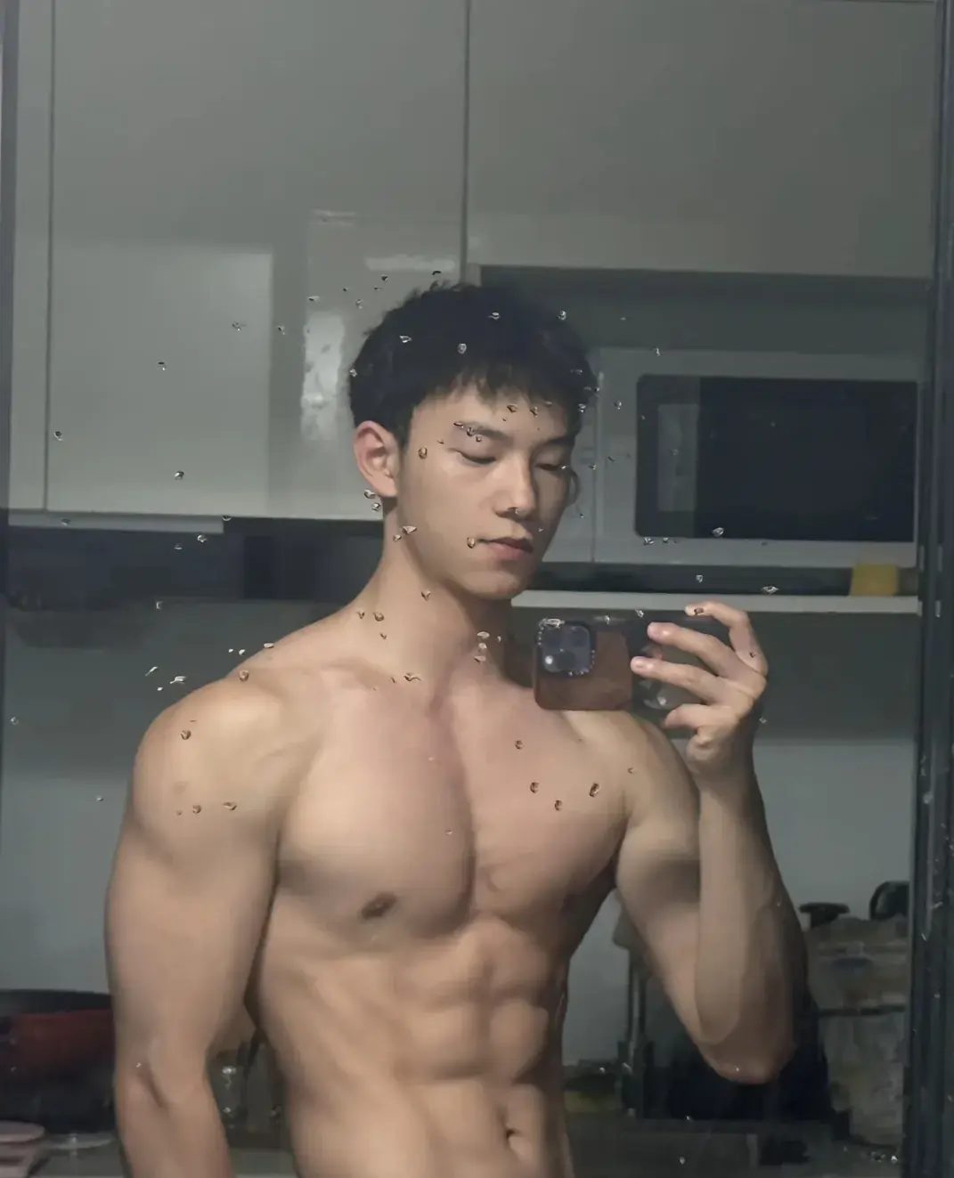 爱照镜子的腹肌狂野大男孩、肌肉帅哥得劲！