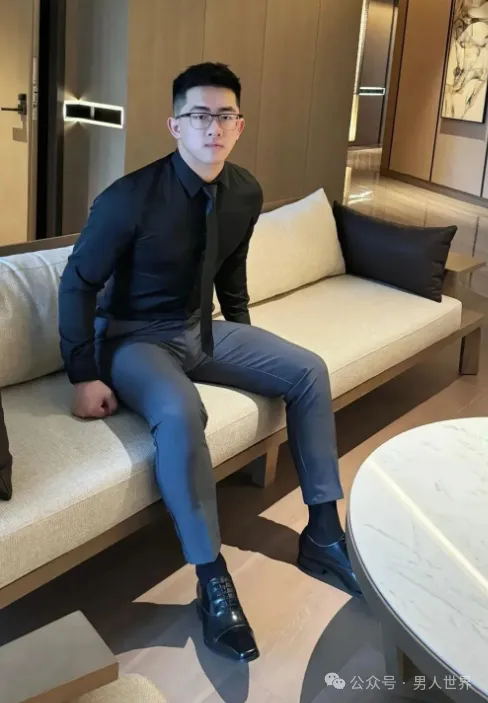 学生小哥穿紧身正装，太 A 了！