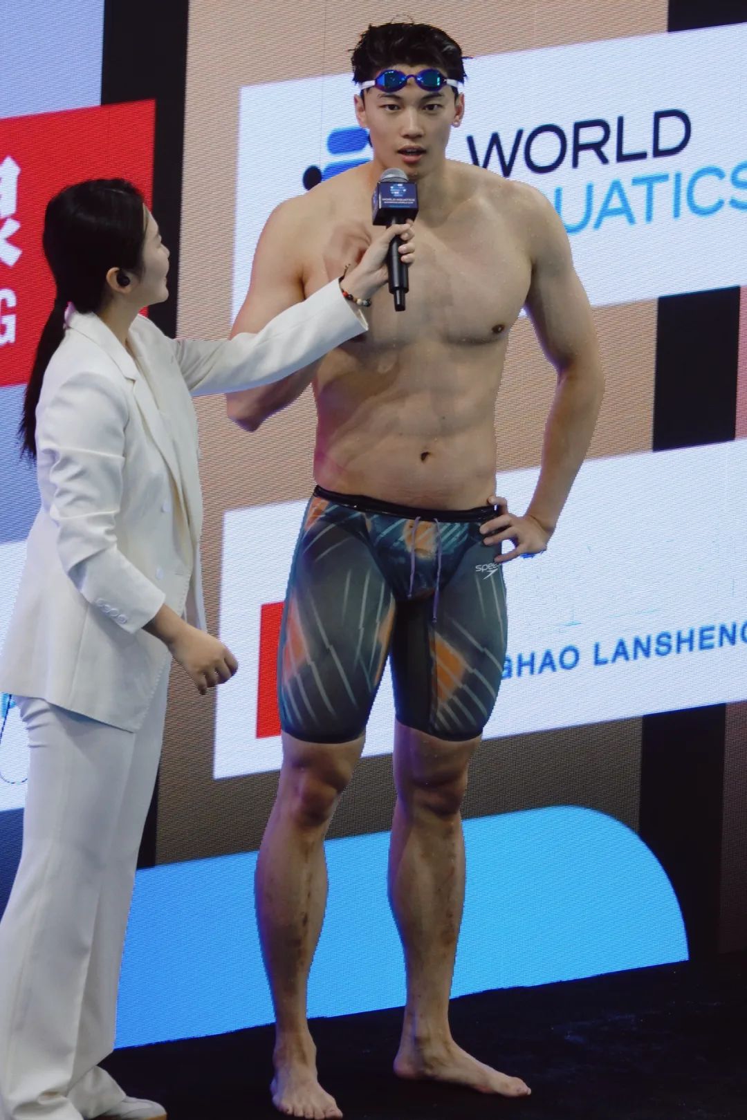 192CM 汪顺比赛穿紧身泳裤照刷屏实力凸出，被摸胸了？
