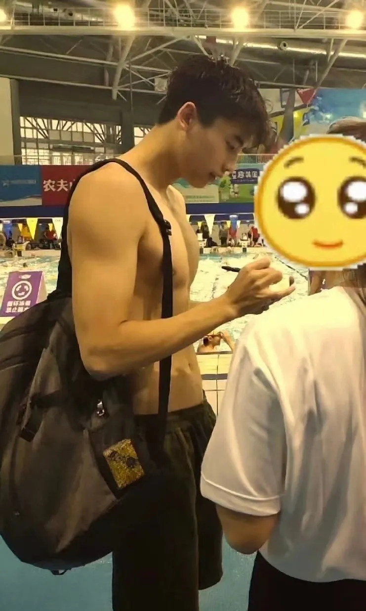 别盯着汪顺宁泽涛了！这个 187cm 男大体育生也太帅了吧！