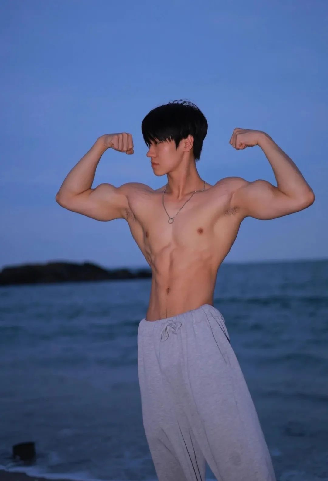 183cm 海边体育生弟弟，身材让人着迷！