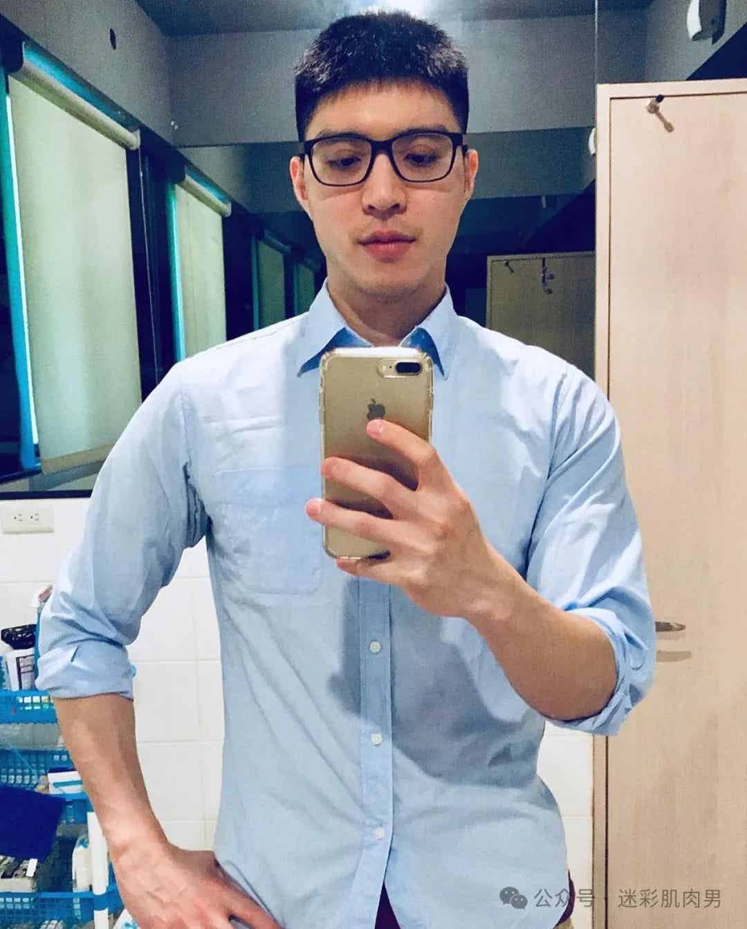 寸头肌肉男医生脱啦，想找他体检！