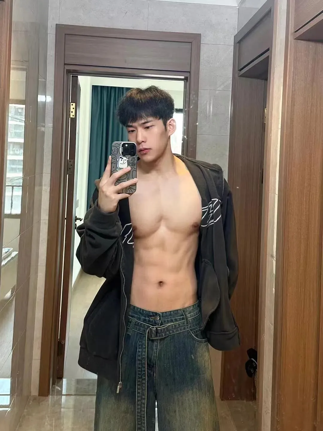 185CM 不穿衣服的洗车工，胸肌都弄脏了，想帮他清洁！