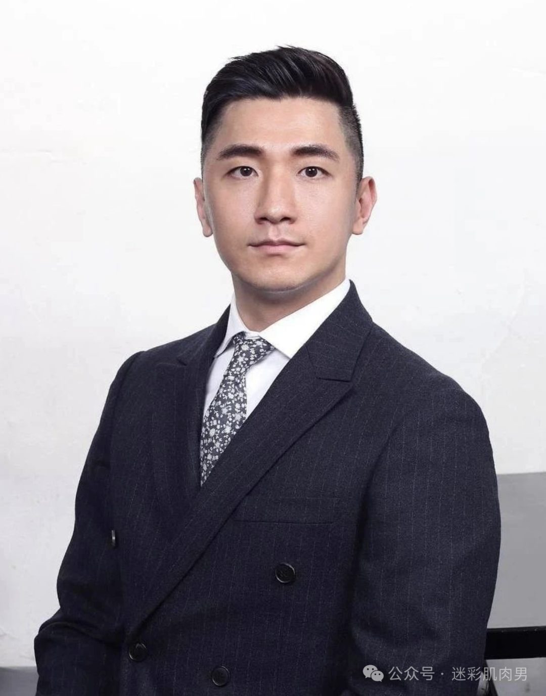 击败 99% 制服男人的证件照天菜，如今变成这样了？！