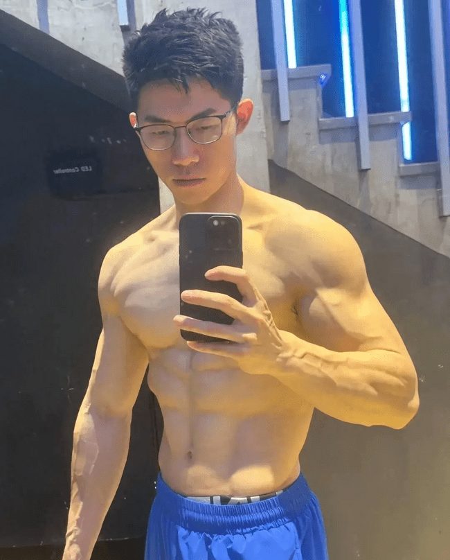 肌肉哥哥男人味十足，强健体魄充满阳刚之气！