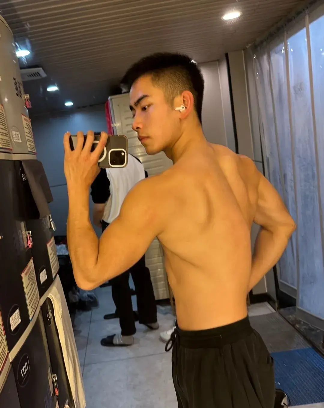00 后阳光肌肉帅哥，充满了阳刚之气！