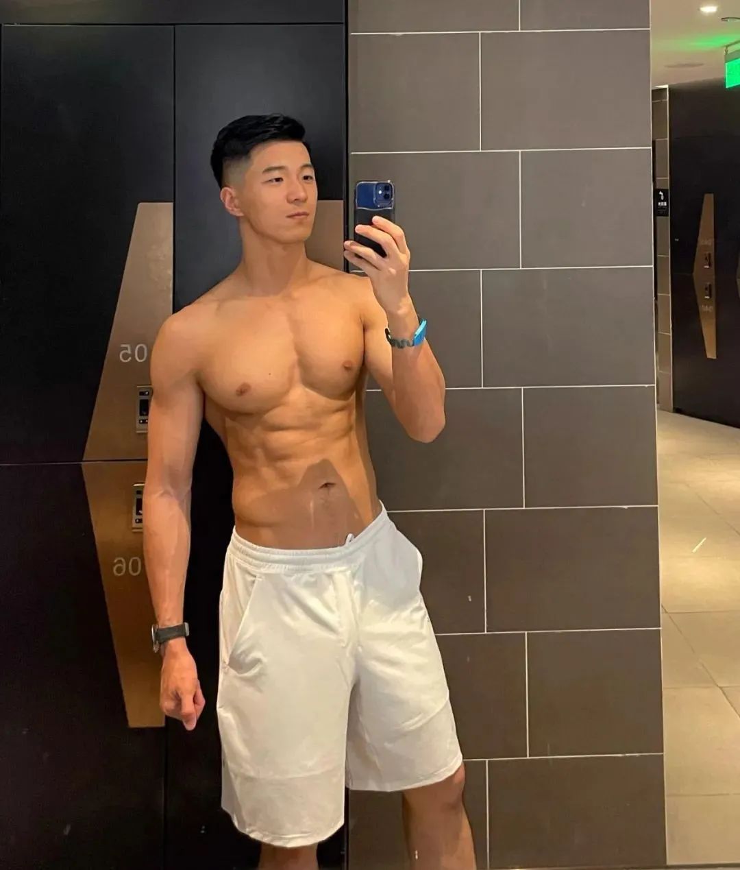 乐刻教练穿黑色吊袜？自拍私照长腿谁抵得住啊？