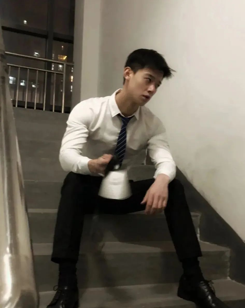 山东西装 190cm 大男孩，来电梯口一下！