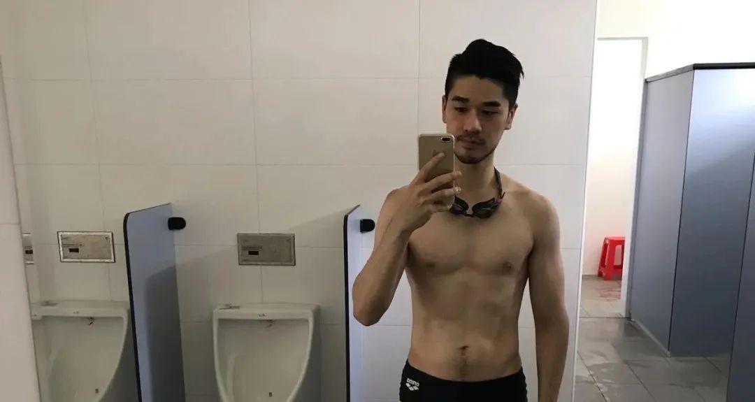 190CM 壮汉自拍照穿太少，络腮胡真性感！