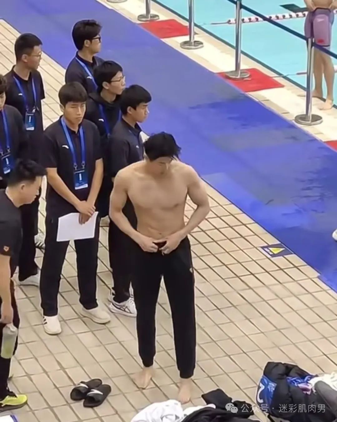 192CM 汪顺比赛穿紧身泳裤照刷屏实力凸出，被摸胸了？