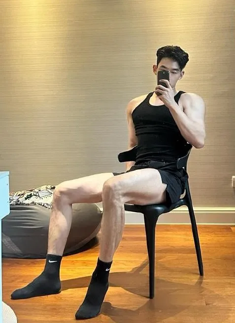 用软件识图穿黑袜肌肉男，没想到结果是这样子......