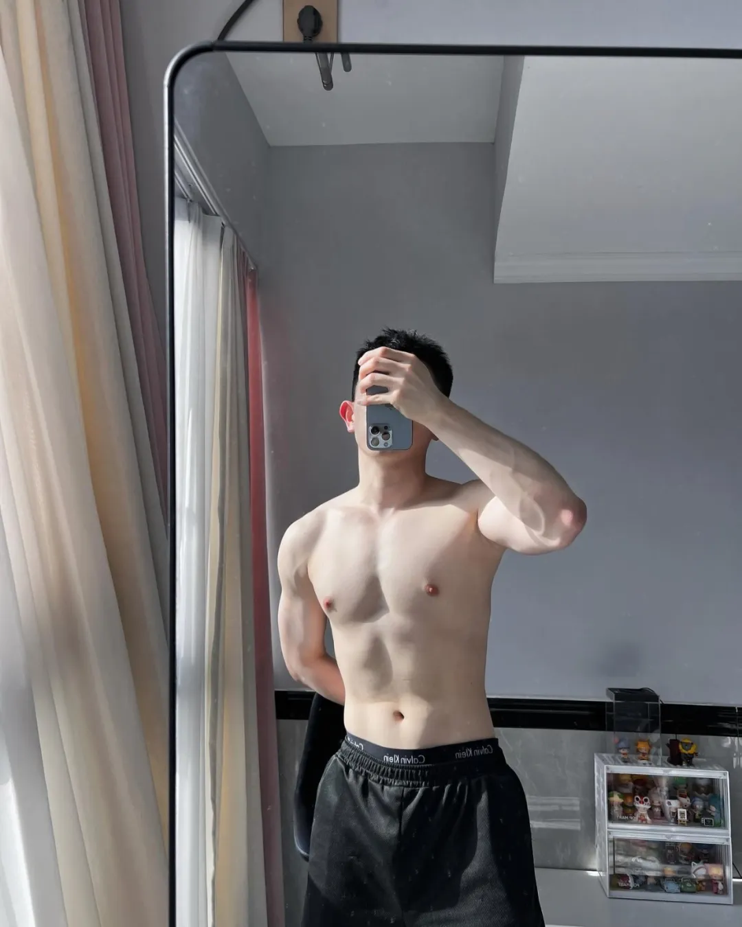 用软件识图穿黑袜肌肉男，没想到结果是这样子......