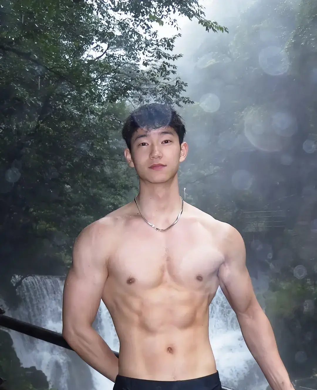 爱照镜子的腹肌狂野大男孩、肌肉帅哥得劲！