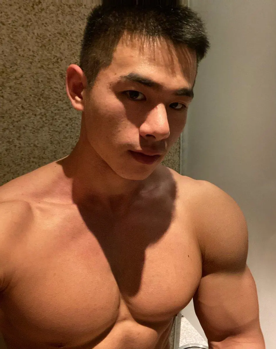 推上爆火的北京寸头肌肉天菜，胸肌也太大大大了！