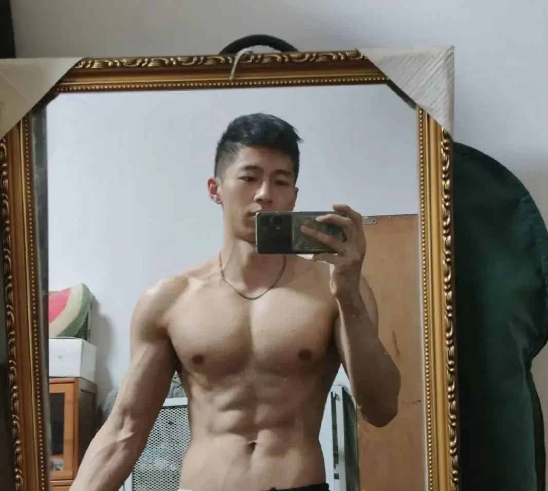 泳池里的黑皮阳光寸头小哥 泳池里的黑皮阳光寸头小哥