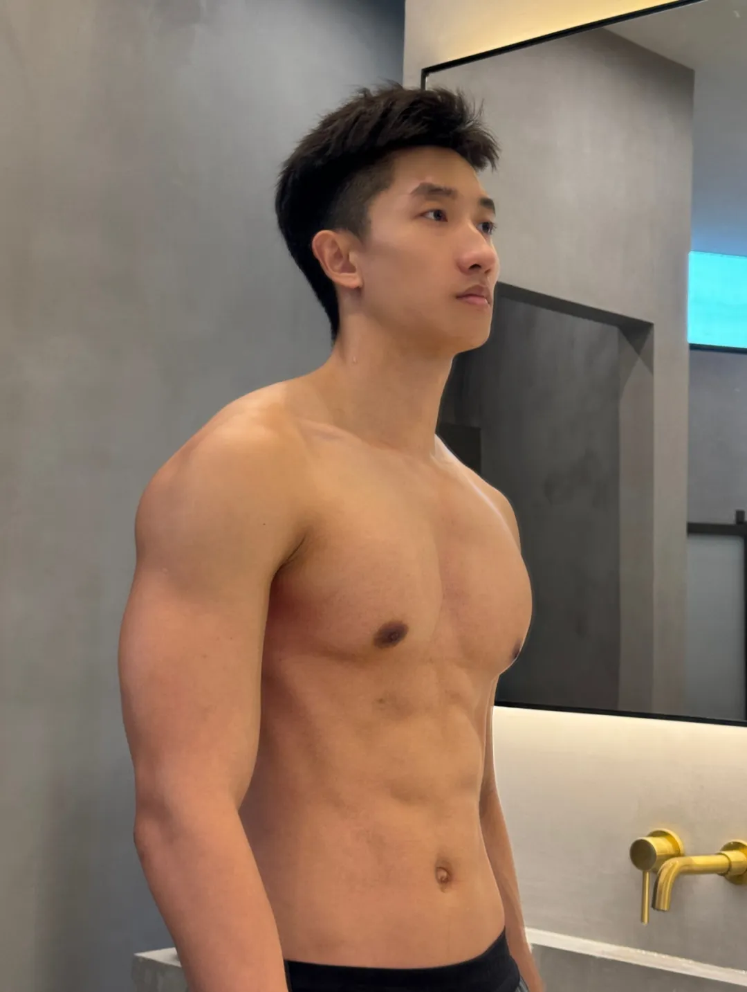 穿泳裤的彝族小哥谁顶得住啊，灰裤子垒的很好看！