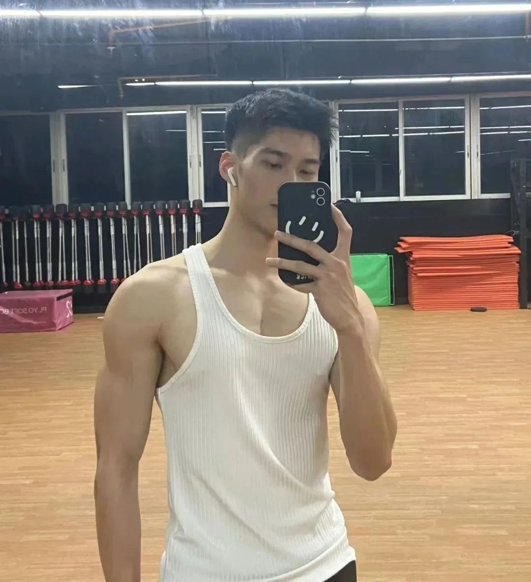 肌肉男硕奶爸拍肌肉写真大片，这是什么新赛道吗？！
