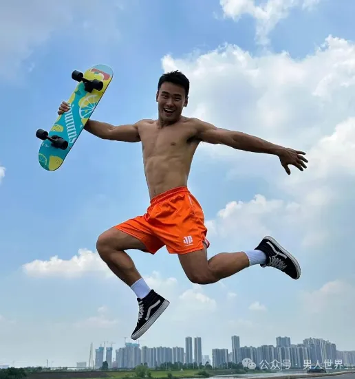 谁懂这个身材的含金量？黑皮篮球体育生