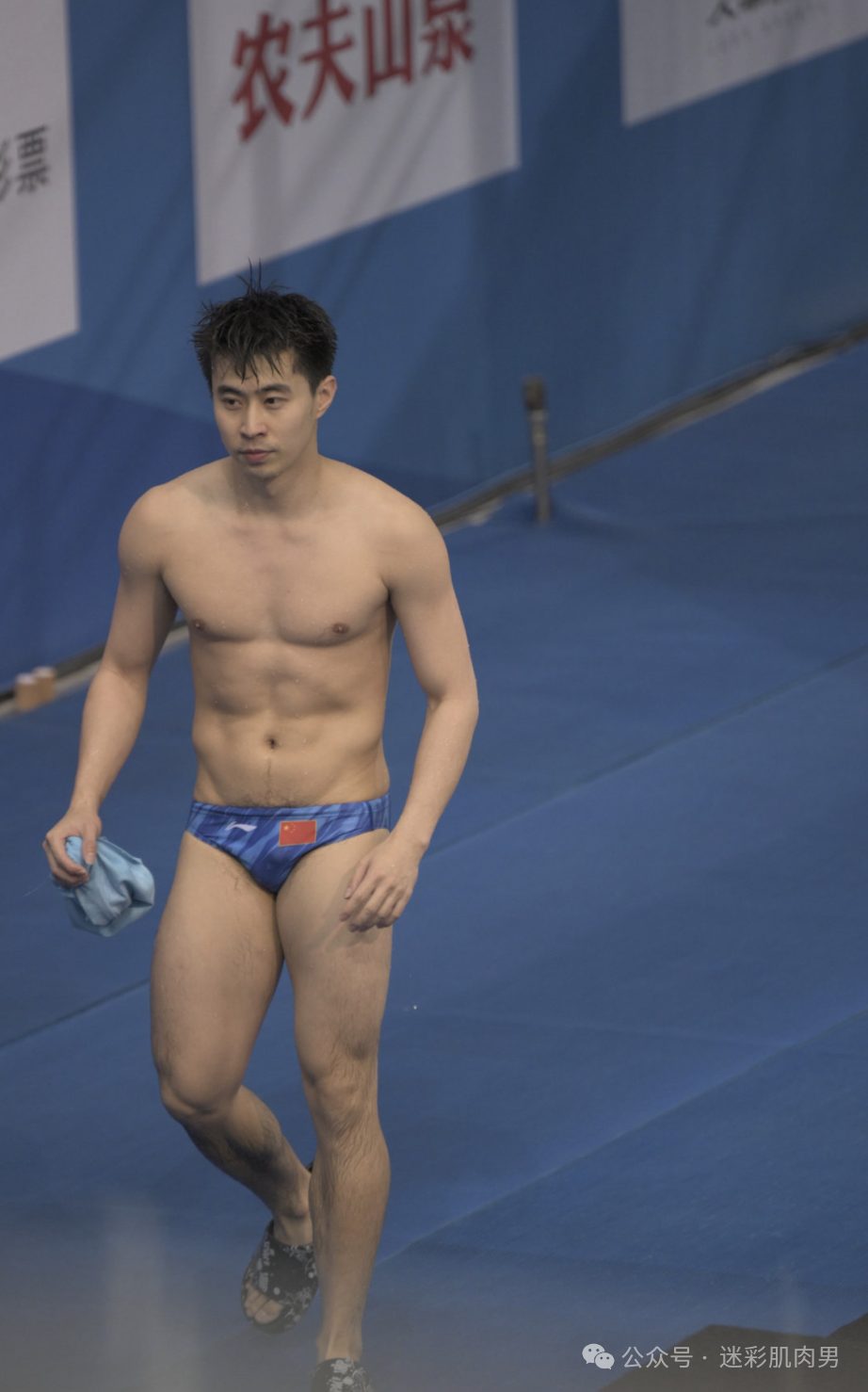 跳水比赛零零后翘臀男穿太紧湿透，19 的他比陈艾森还大！