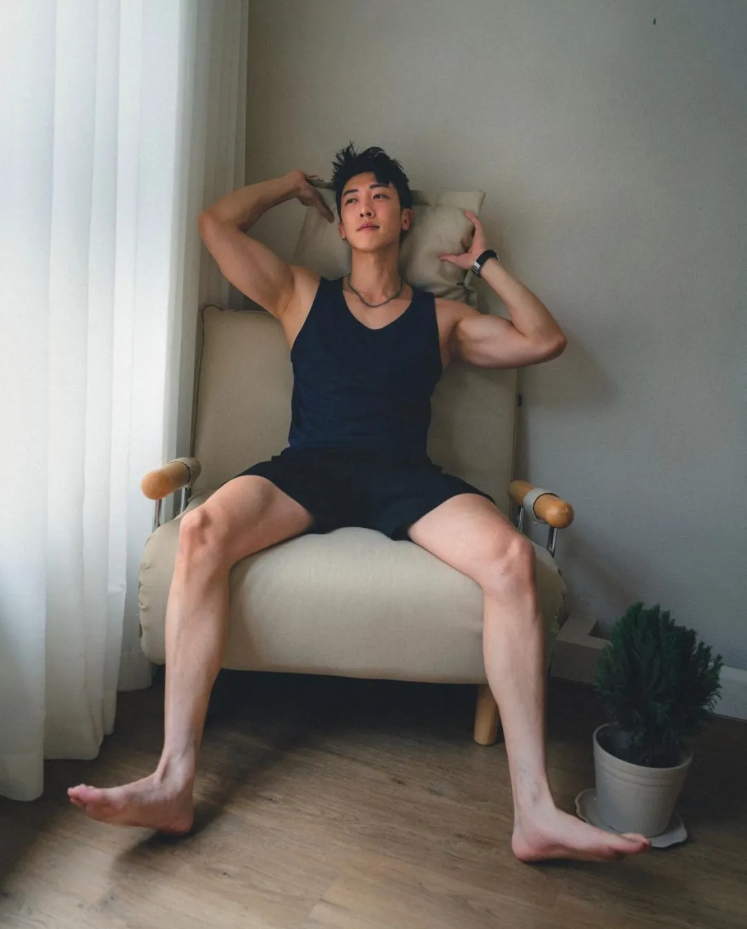 用软件识图穿黑袜肌肉男，没想到结果是这样子......