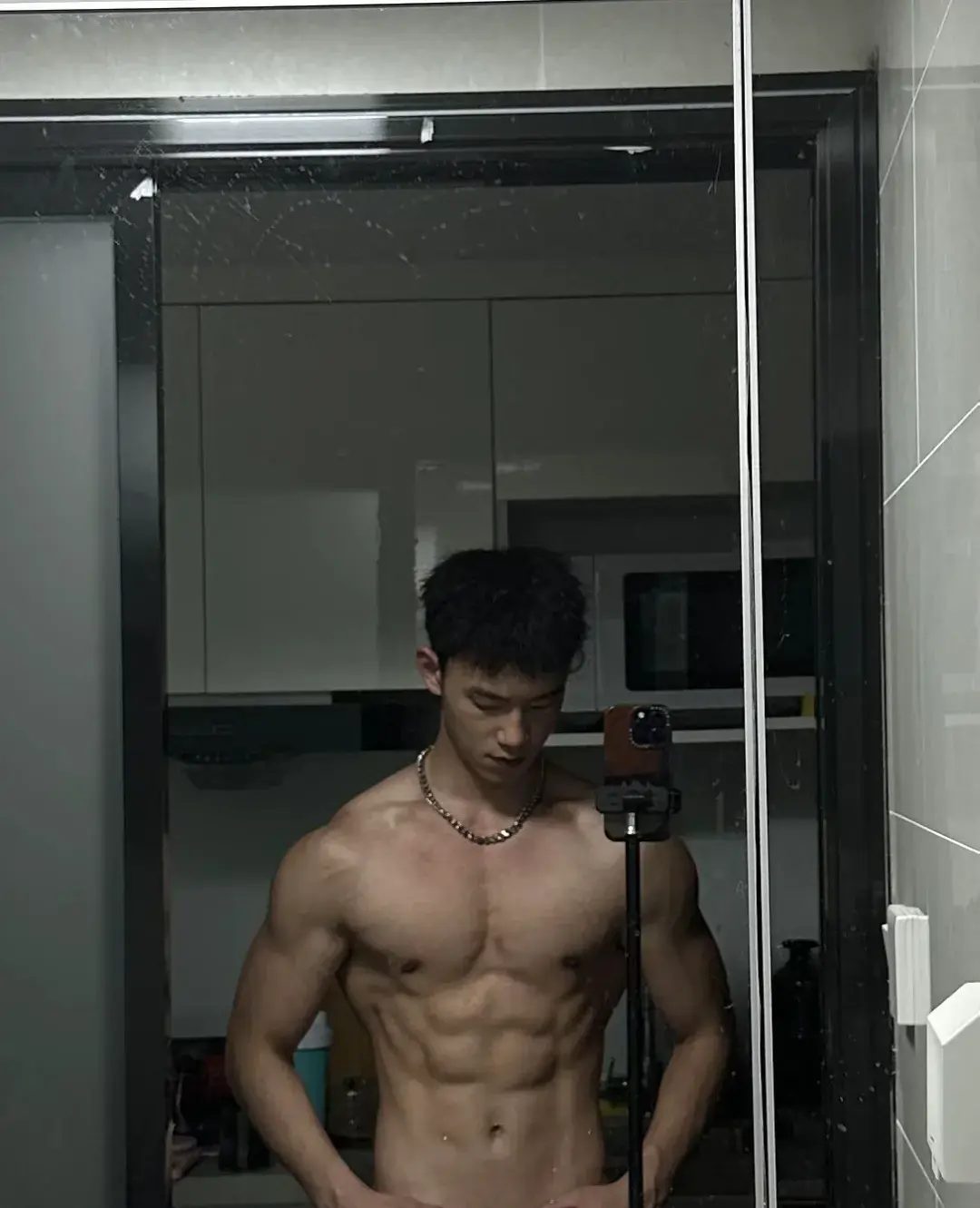 爱照镜子的腹肌狂野大男孩、肌肉帅哥得劲！