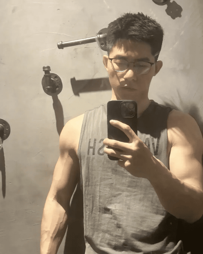 肌肉哥哥男人味十足，强健体魄充满阳刚之气！