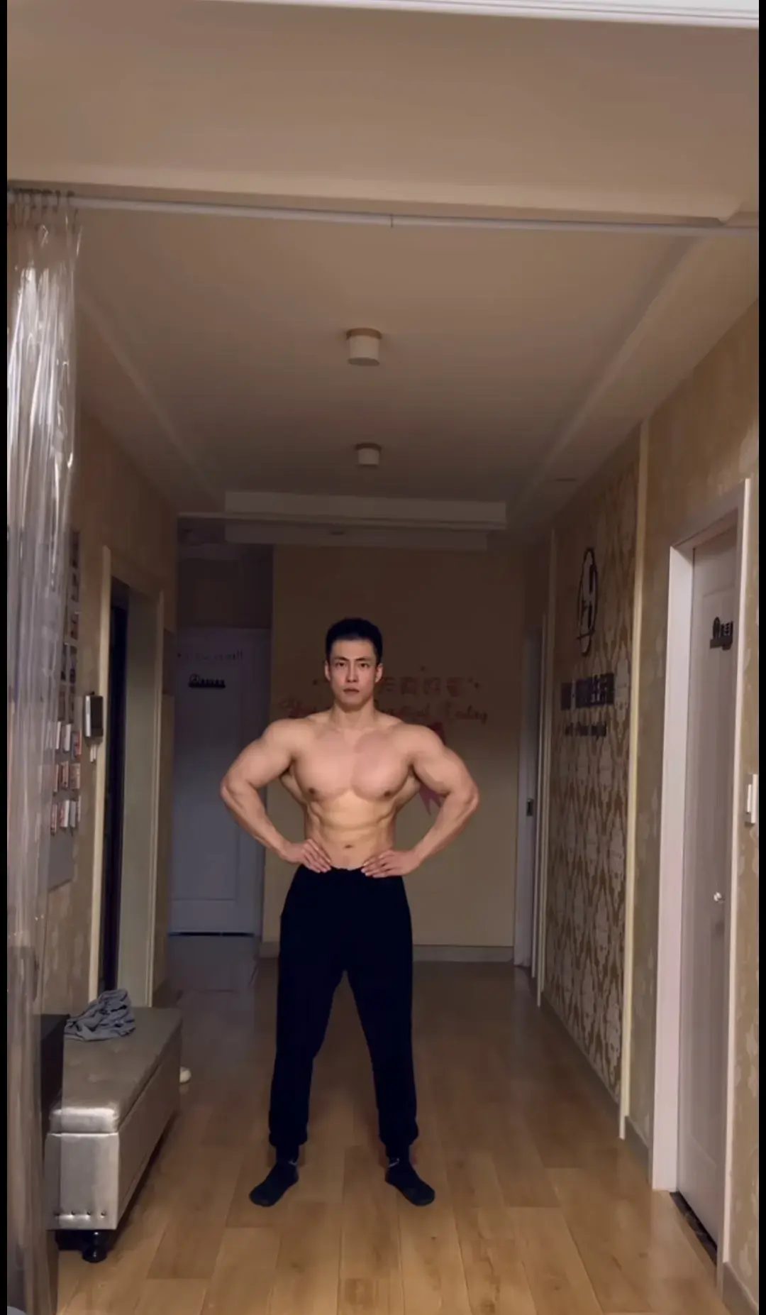 超级的 man 帅气健身教练，四方刚毅大男孩！