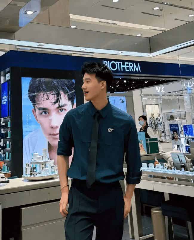 风华正茂的Top奶1，柜哥穿上工作服帅气迷人！-潮男潮北