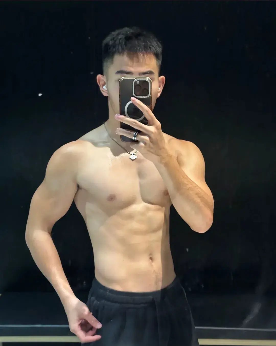 00 后阳光肌肉帅哥，充满了阳刚之气！