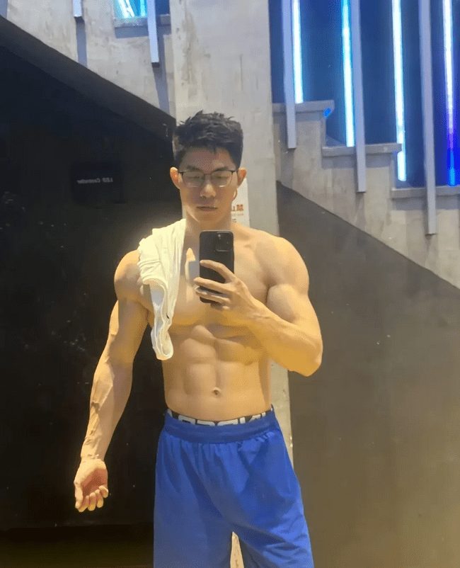 肌肉哥哥男人味十足，强健体魄充满阳刚之气！