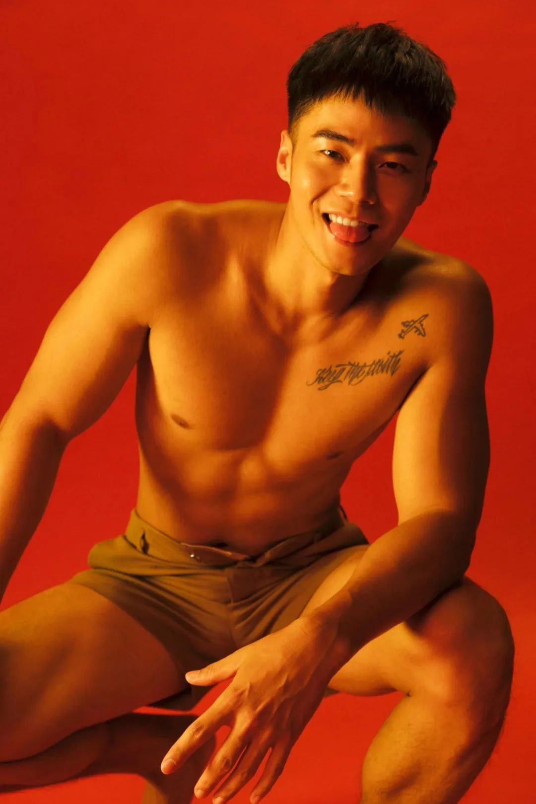 短发黝黑大男孩拍写真，颜值超高我超可以！