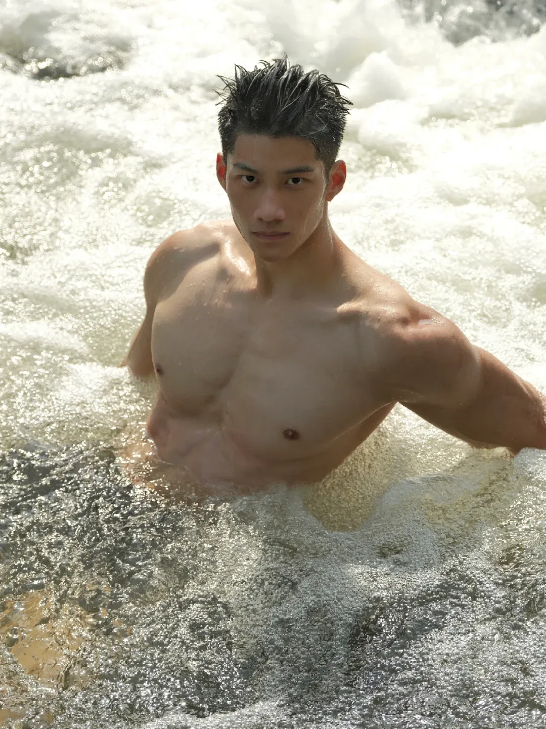 操场 184cm 运动长腿男湿透脱啦，大鼻梁太性感了！