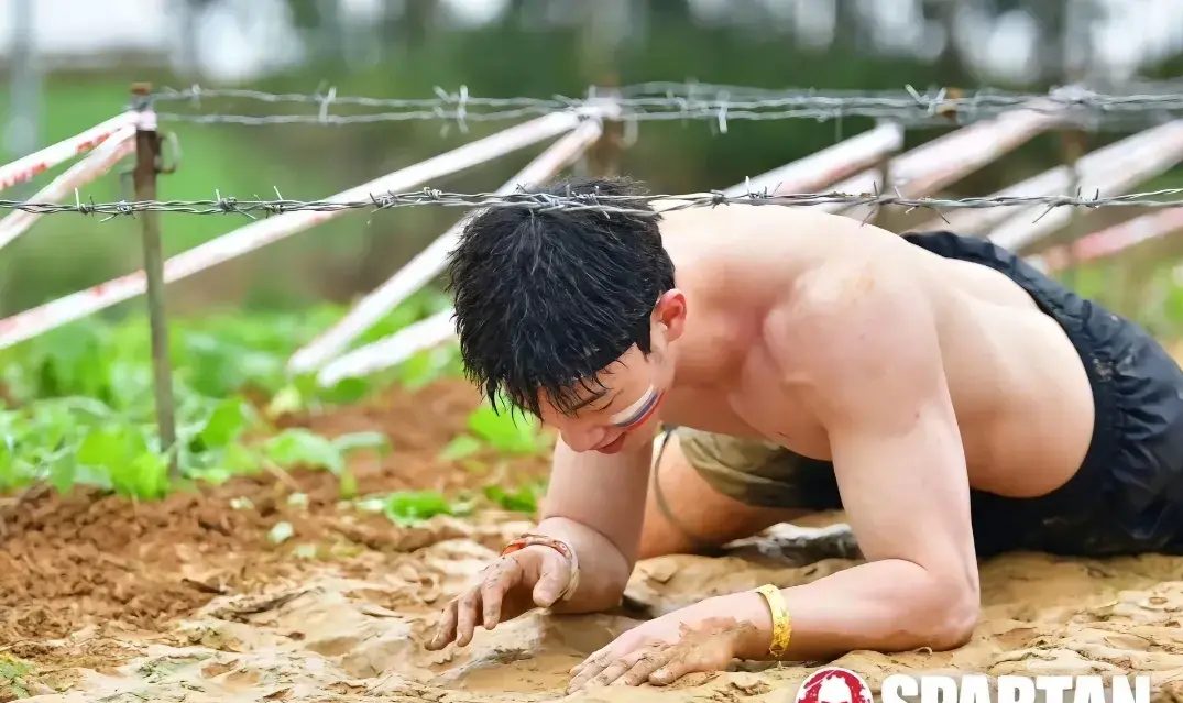 爱照镜子的腹肌狂野大男孩、肌肉帅哥得劲！
