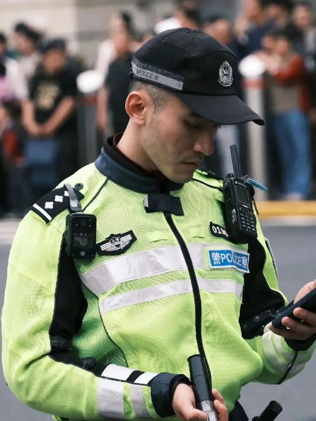 上海外滩的交警小哥哥太帅又火了！