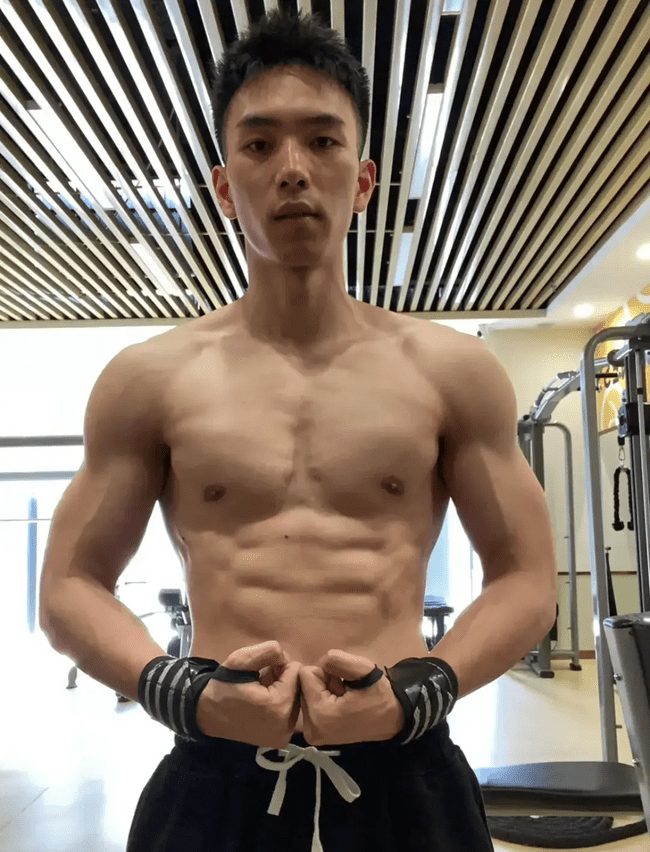 黑皮薄肌男孩，会是你的 crush 吗？