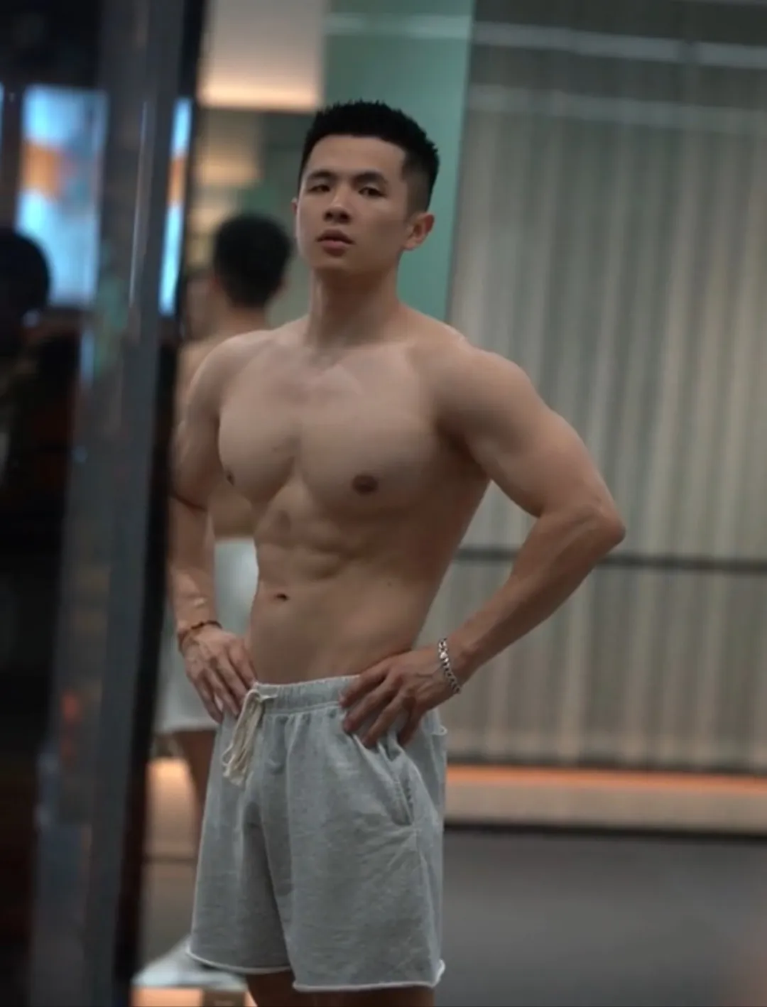 洗车湿透运动男脱衣太帅，喜欢这样的！！