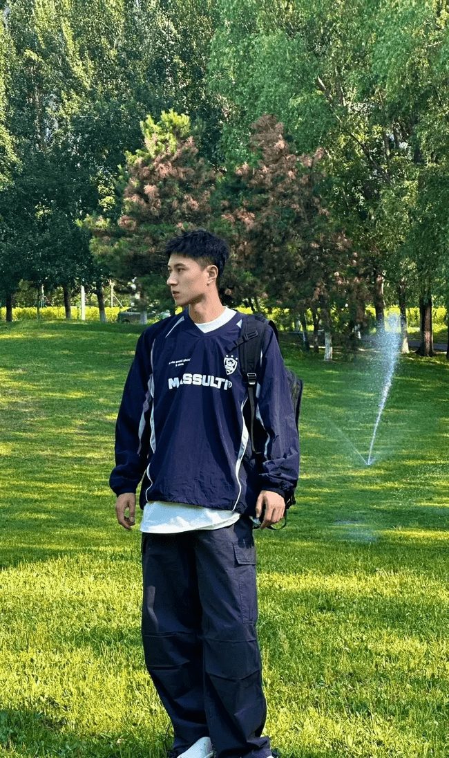 骑行的大白腿少年帅哥，性感动人！！