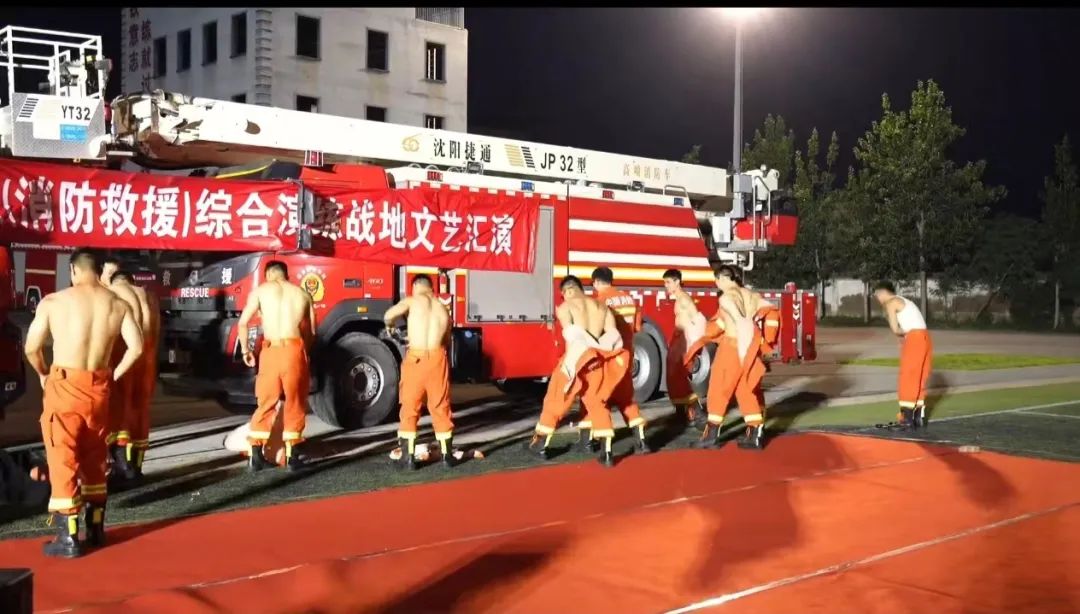 沈阳成群的消防员直接脱衣？东北硬汉大实力太强大！