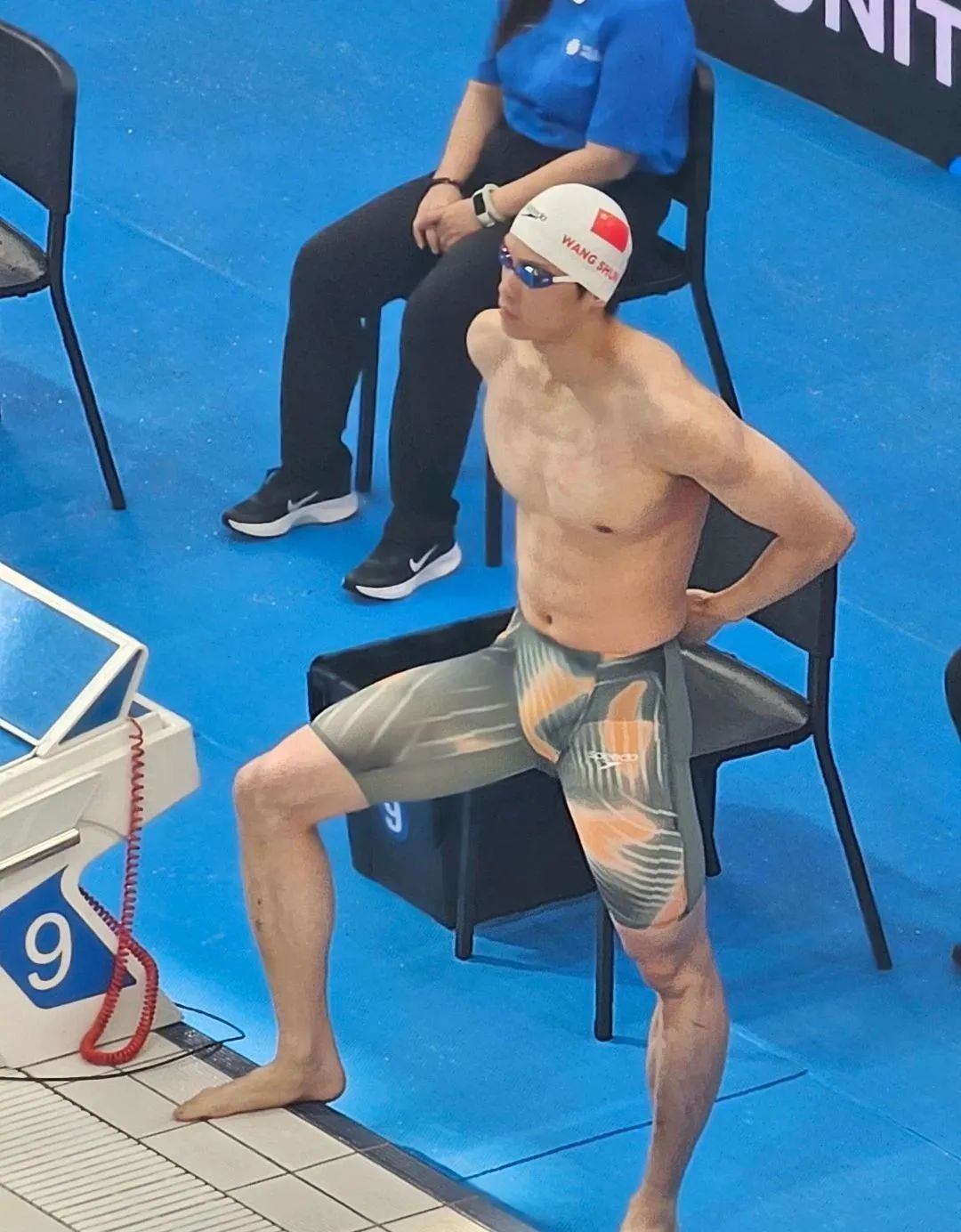 192CM 汪顺比赛穿紧身泳裤照刷屏实力凸出，被摸胸了？