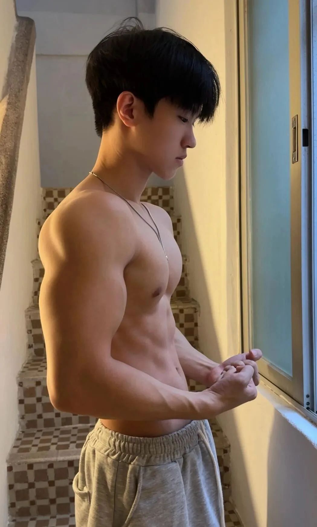 183cm 海边体育生弟弟，身材让人着迷！