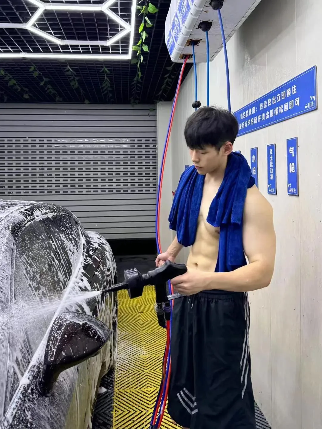 185CM 不穿衣服的洗车工，胸肌都弄脏了，想帮他清洁！