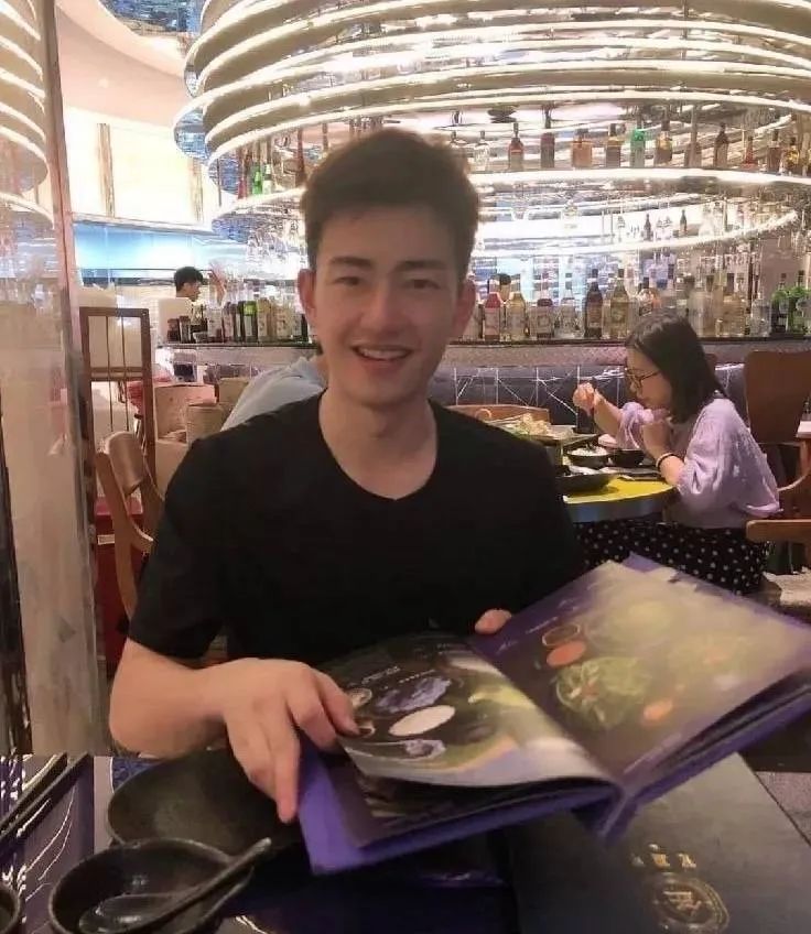 王昶打羽毛球大汗淋漓撩衣岔腿! 王昶打羽毛球大汗淋漓撩衣岔腿!