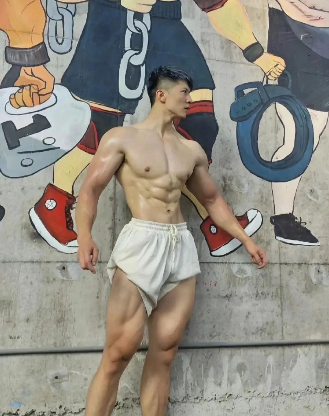 刚毅肌肉帅哥水中秀肌，你会几点回家？