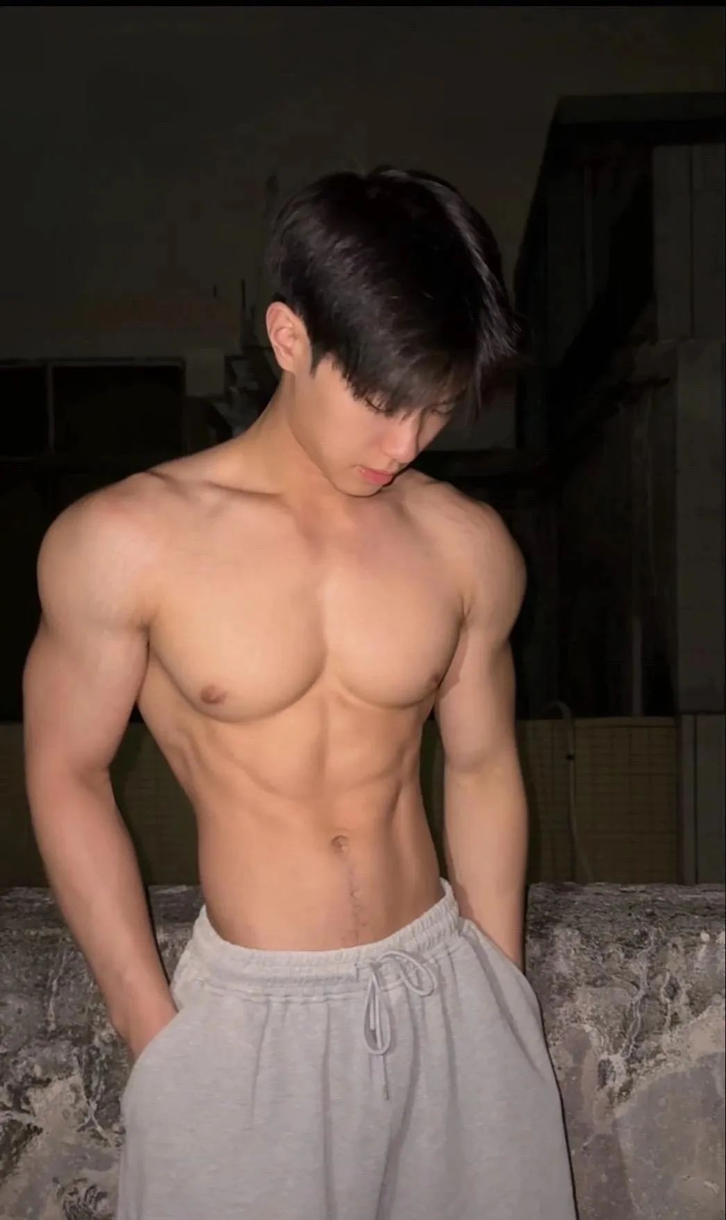 183cm 海边体育生弟弟，身材让人着迷！