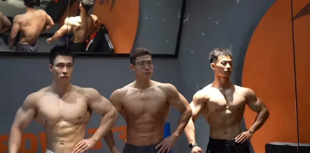 超级的 man 帅气健身教练，四方刚毅大男孩！